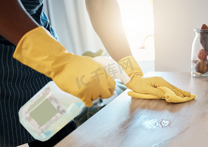 手、卫生和清洁剂，用于清洁桌子、家庭或卫生用品，用于在家中去除细菌或污垢。