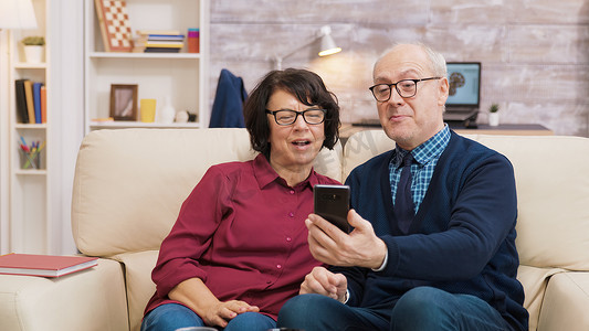 使用智能手机进行视频通话的老人和妇女