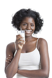 留着牛奶胡子的快乐年轻女人拿着一杯牛奶的画像