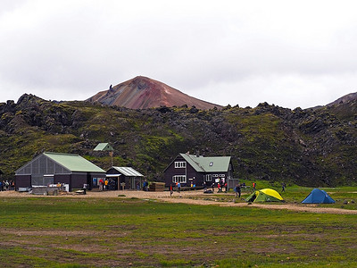 在冰岛彩虹山的 Brennisteinsalda 的 landmannalaugar 营地山屋前的一群徒步旅行者开始着名的 Laugavegur 徒步旅行