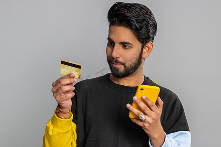 印度男子在转账时使用信用卡和智能手机购买网上购物