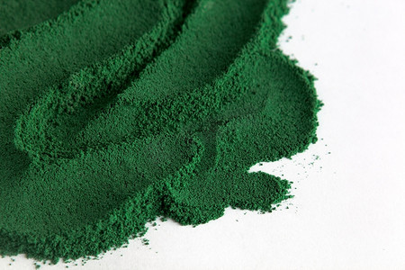 石英砂摄影照片_白色背景中的绿色小球藻或螺旋藻，或抹茶