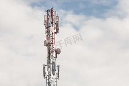 具有天线的移动通信网络通信塔在天空背景