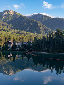 山菌摄影照片_Val Pu Braies 湖上的山景