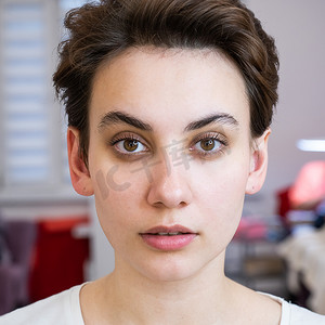 睫毛层压手术后的白人女性肖像。