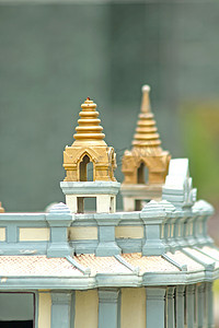 寺庙墙壁上的倾斜宝塔