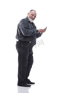 微笑的老人在他的智能手机上打字，被白色隔离