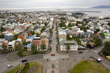 雷克雅未克、冰岛、天际线和城市景观，可俯瞰房屋和 skolavordustigur。