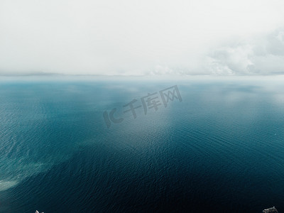 海洋模糊摄影照片_抽象的空中海夏季海洋日落自然背景。