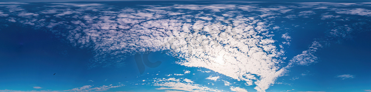 与光卷云的蓝色夏天天空全景。 
