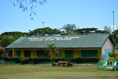 菲律宾奥罗拉的丁加兰中央学校立面