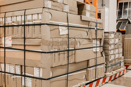 用纸板包装的建筑材料或建筑货物存放在工厂或五金店仓库的木托盘上