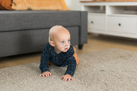 幼儿园男婴在家里的地板上爬行，在家里复制空间和空白的文本空间 — 婴儿好奇心和儿童发育阶段