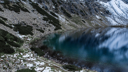 Czarny Staw pod Rysamy 或 Black Pond 湖靠近波兰 Tatry 山脉的 Morskie Oko 雪山小屋，无人机景观，波兰扎科帕内。 