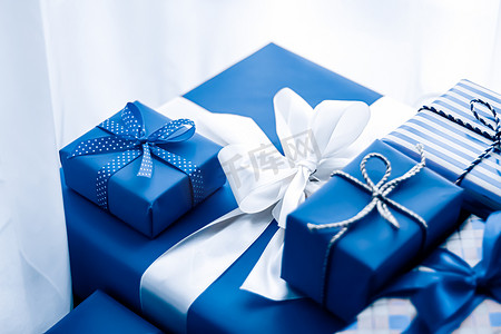 礼盒封箱条设计摄影照片_节日礼物和包装好的豪华礼物、蓝色礼盒作为生日、圣诞节、新年、情人节、节礼日、婚礼和假日购物或美容盒送货的惊喜礼物