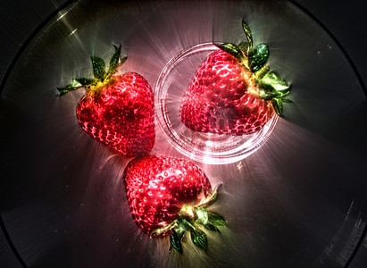 3D 插图 Kirlian 在草莓上发光，叶子在 pl
