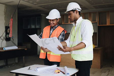 专业建筑师设计师结构工程师团队同事讨论建筑规划设计项目