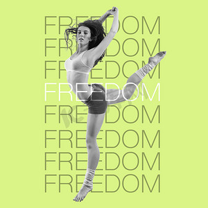 跳舞舞蹈海报摄影照片_女人、舞蹈和自由、文字和动机叠加、健身和舞者跳上绿色背景的鼓舞人心的海报。