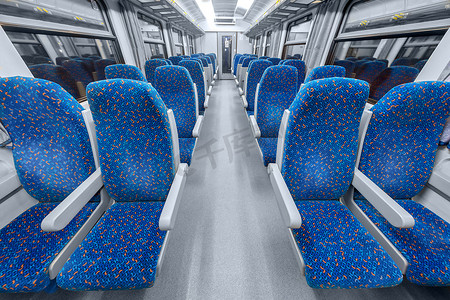 带蓝色椅子的空火车内部