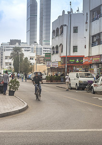 阿联酋迪拜 — 12.22.2021 — Satwa 地区繁忙的街道。