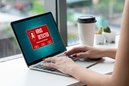 计算机屏幕上的病毒警告警报检测到时髦的网络威胁