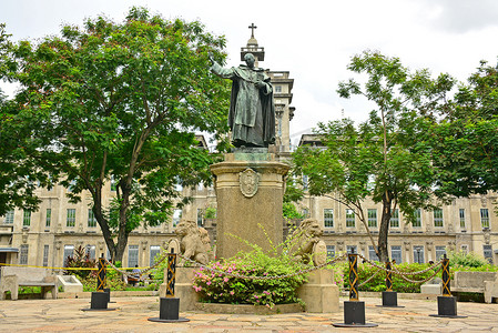 圣托马斯大学米格尔德贝纳维德斯雕像在马尼拉，