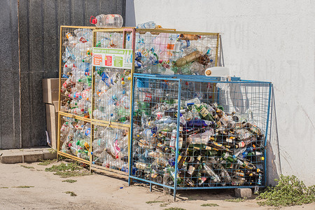 乌克兰，铁港 — 2020年8月25日：垃圾、废塑料和污染玻璃瓶被储存起来，以供回收和处置