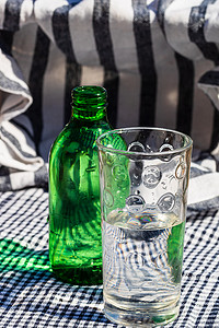 纯净水摄影照片_玻璃杯和一瓶纯净水。