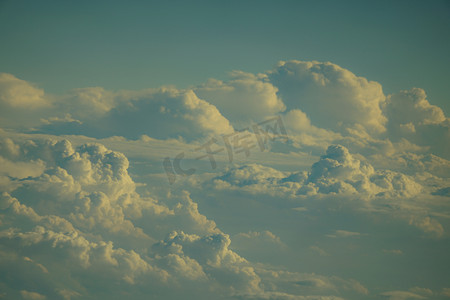 白色云海摄影照片_从飞机上看到的海域图