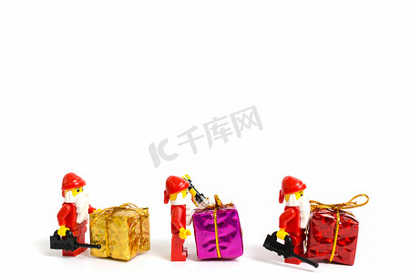 圣诞孩子们摄影照片_乐高圣诞老人 minifigure 与白色背景上的圣诞场景