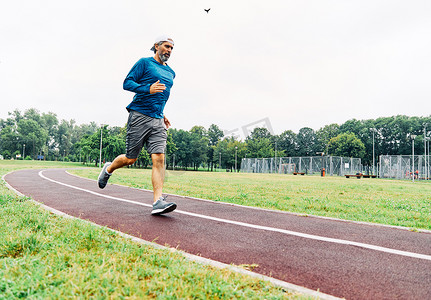 跑步运动的人摄影照片_老人跑步锻炼运动健身积极适合