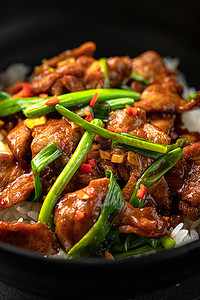 亚洲煮熟的牛肉用葱和米