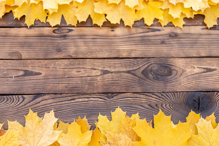 文本框复古复古摄影照片_木制背景上的秋叶框顶视图秋天边界黄色和橙色叶子复古木桌复制文本空间。