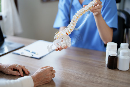 一位女医生与一位老年患者谈论因长时间工作导致椎间盘突出恶化的肖像。