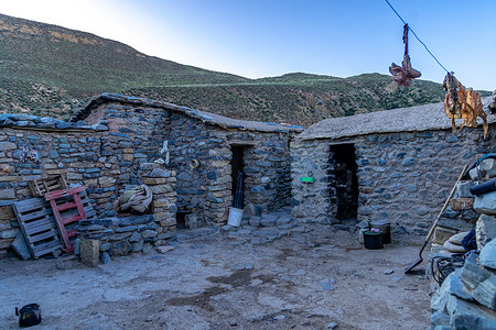 老石摄影照片_阿根廷安第斯山脉的老石屋
