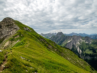 在阿尔高的 Nebelhorn 全景远足