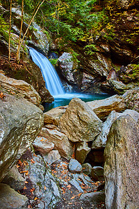 河边的巨石被悬崖和瀑布包围，进入蓝河