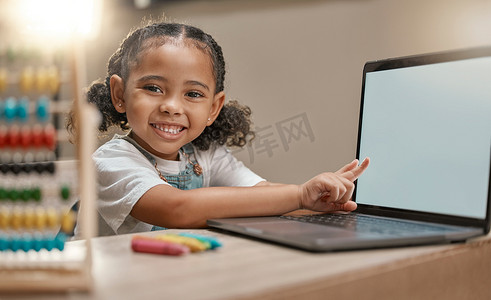 学生产品摄影照片_样机笔记本电脑、电子学习肖像和儿童指着数字样机屏幕进行营销、广告或产品放置。