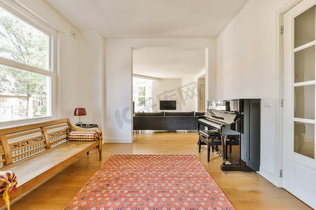 有钢琴和红色地毯的客厅