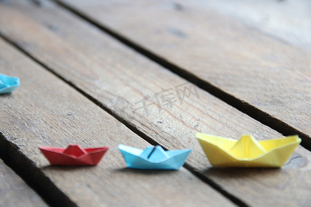 玩具帆船摄影照片_领导理念。