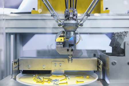 在工业环境中工作的自动机器人手臂分拣螺丝