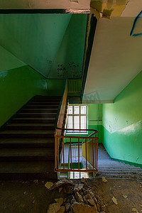 旧废弃建筑中旧矩形螺旋楼梯的景观
