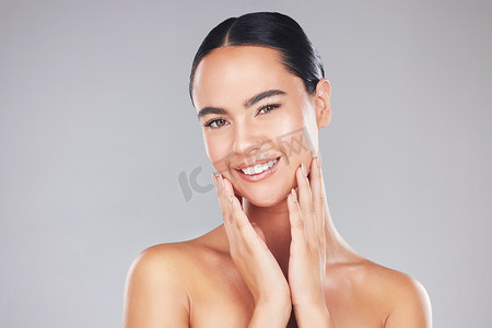 使用面部化妆品、水疗自我护理程序或自然发光皮肤护理的女性护肤、化妆和美容肖像。