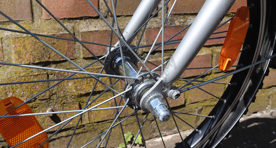 在带有多个金属辐条的自行车车轮上近距离观看