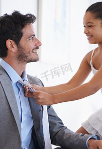 她可以教他关于领带的一两件事。