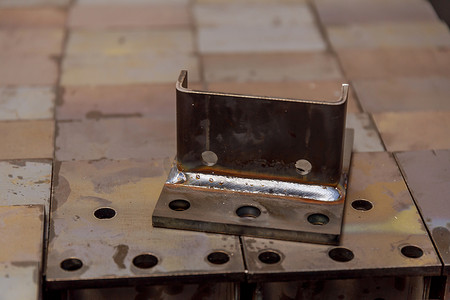 金属加工厂摄影照片_在金属加工厂焊接金属零件。