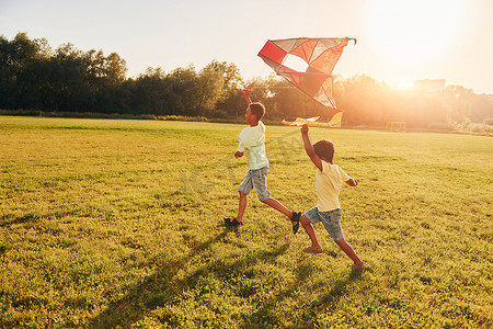 风筝玩具摄影照片_带着风筝奔跑。