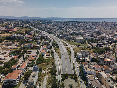 塞萨洛尼基摄影照片_希腊塞萨洛尼基空中无人机景观视图城市道路交通在多车道大道上。