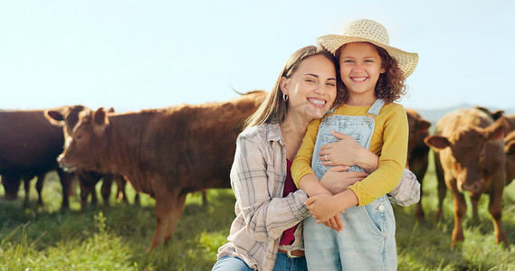 在西班牙度假期间，为了牛的可持续发展，农场、孩子和母亲亲吻农场。