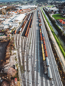垂直照片，货运列车在火车站静止不动的鸟瞰图